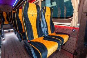 Interior microbuz VIP realizat de Minibus Luxury, cu scaune confortabile, tapițerie din piele și iluminare ambientală LED